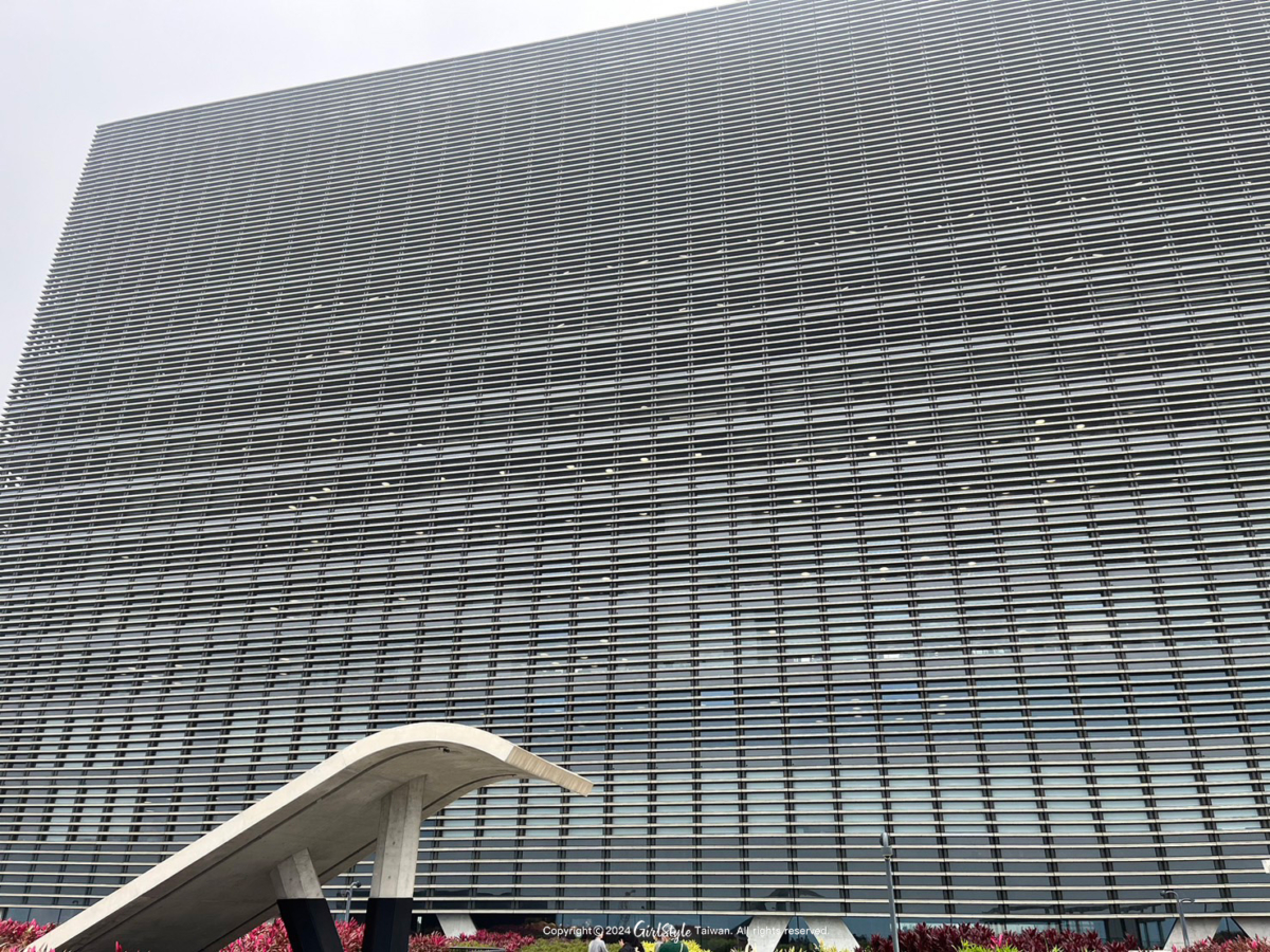 M+最大特色是使用巨型LED螢幕來呈現藝術家作品