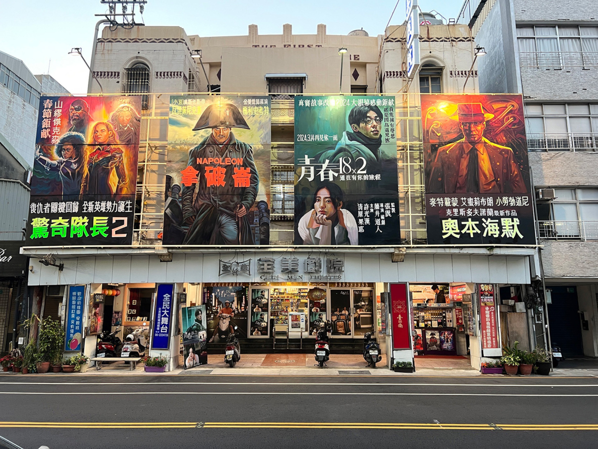 全美戲院的電影看板畫師顏振發也特別幫《青春18x2 通往有你的旅程》手繪海報。