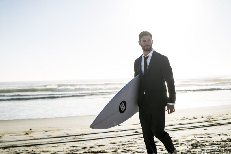 「雷神」克里斯漢斯沃曾為Hugo Boss西裝品牌在斯參克岬海灘上取景。