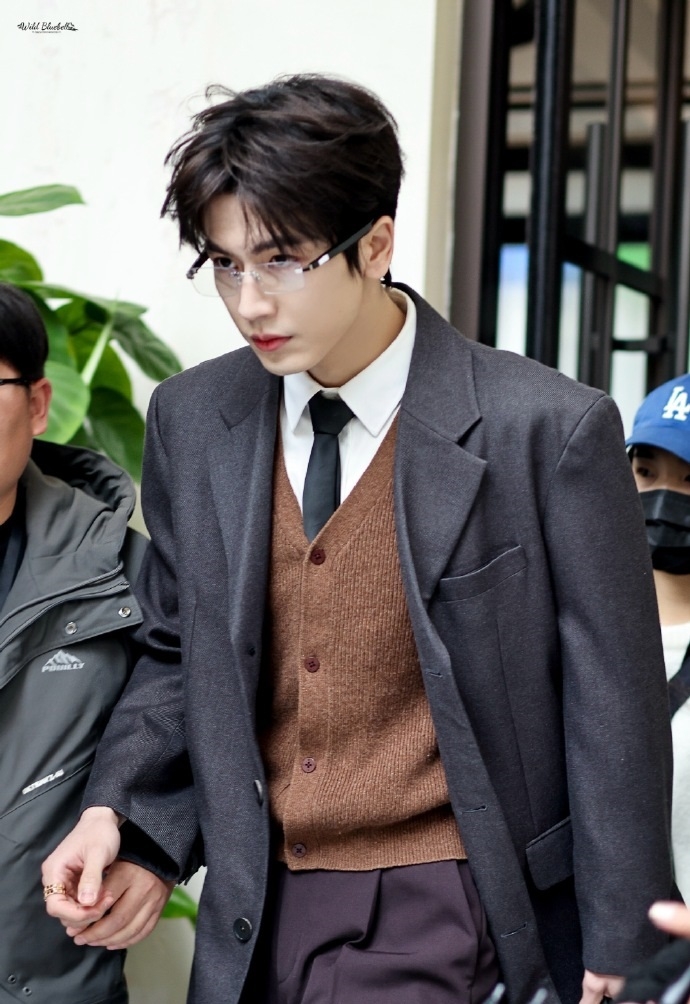 張凌赫正裝魅力迷人