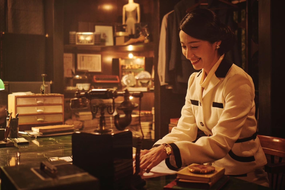 田中千繪在《商魂》飾演西裝店老闆娘「雅美」,讓已婚的男主角「林燈」傾心。