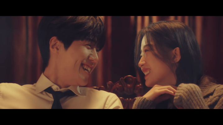 文佳煐和金宣虎相視而笑