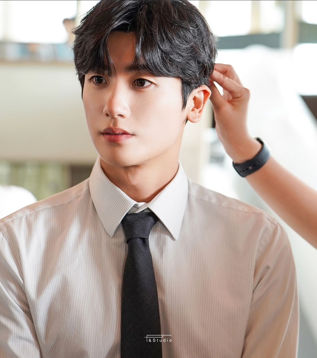 朴炯植是含著金湯匙出世的貴公子。