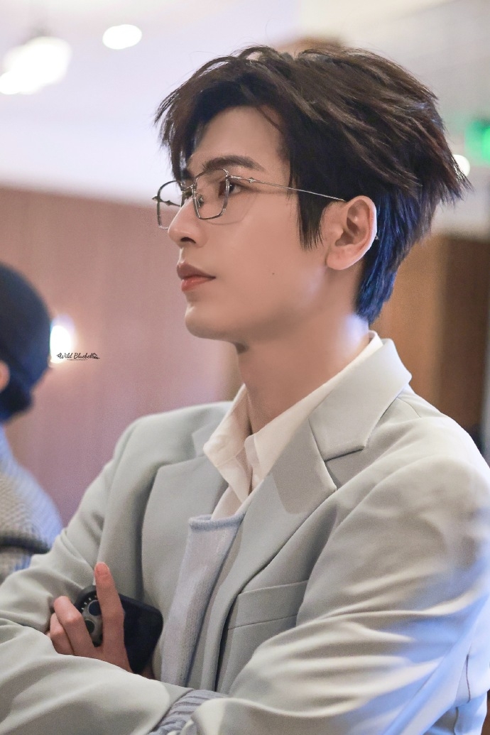 張凌赫眼鏡側臉帥無死角