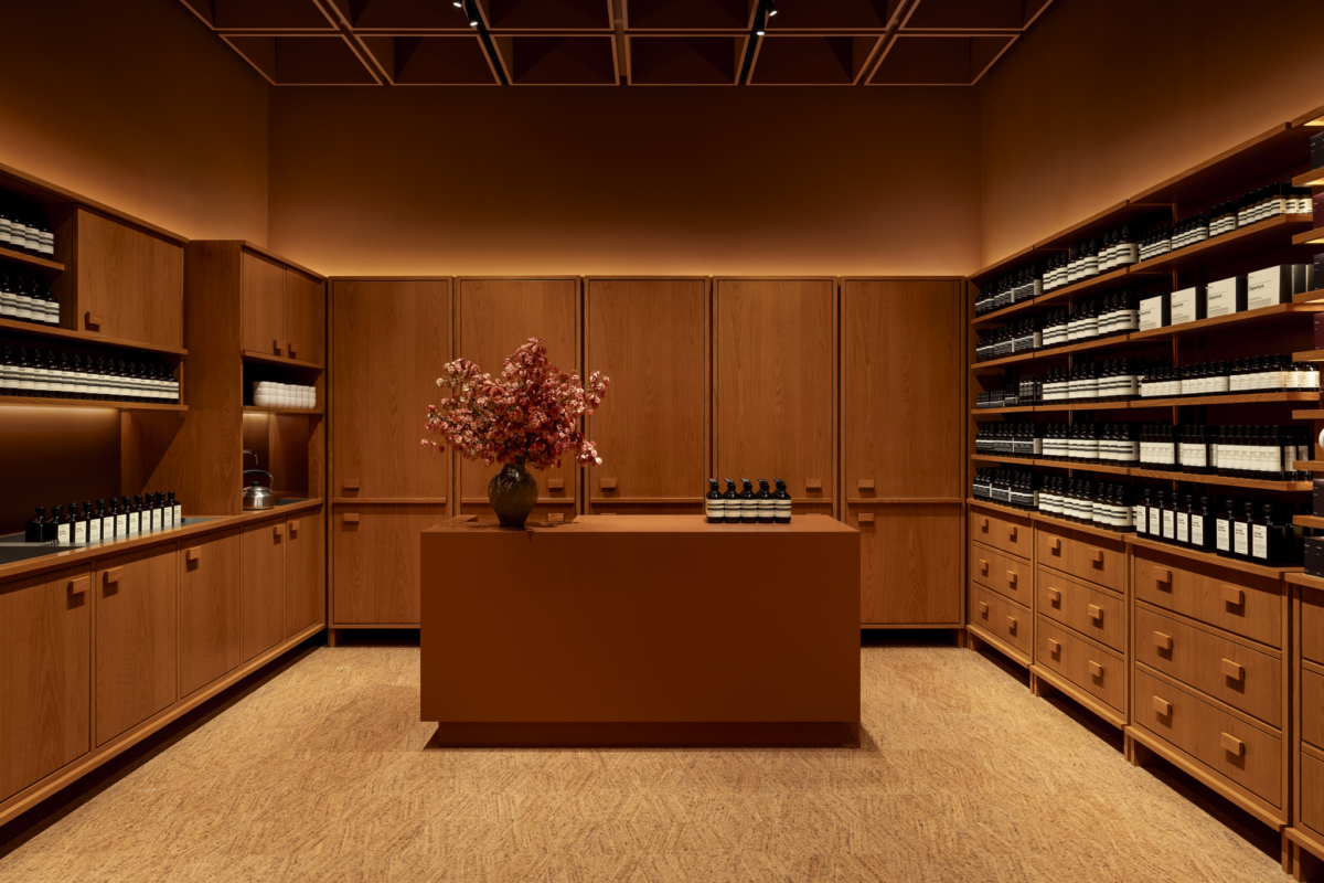 Aesop 板橋大遠百，溫暖質感的木格層架與訂製把手的木製抽屜設計靈感借鑒於板橋傳承三代的傳統中藥舖