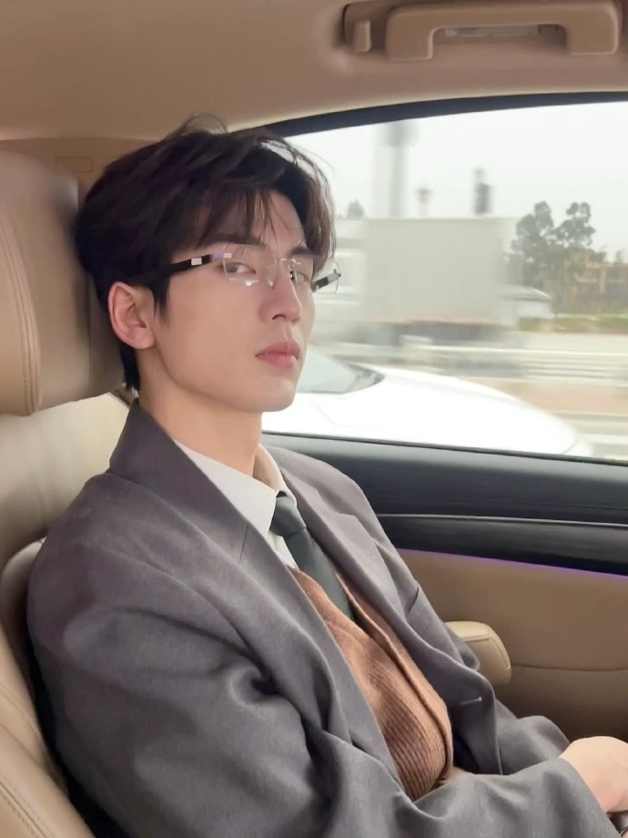 張凌赫最新眼鏡造型