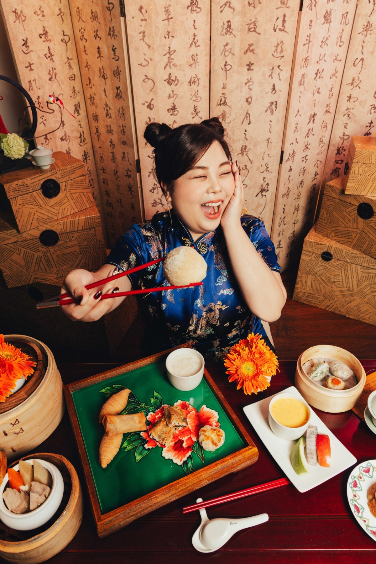 大口享受美食讓人心情愉悅。