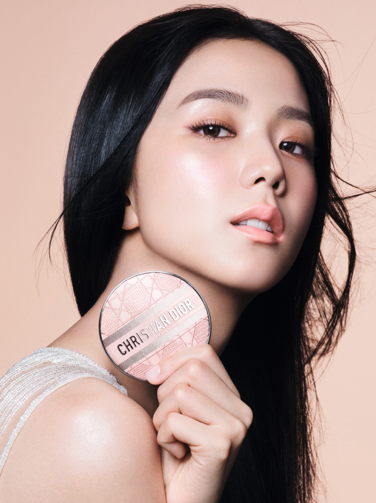 智秀Jisoo演譯2024全新《迪奧超完美氣墊外殼》粉色騰格紋