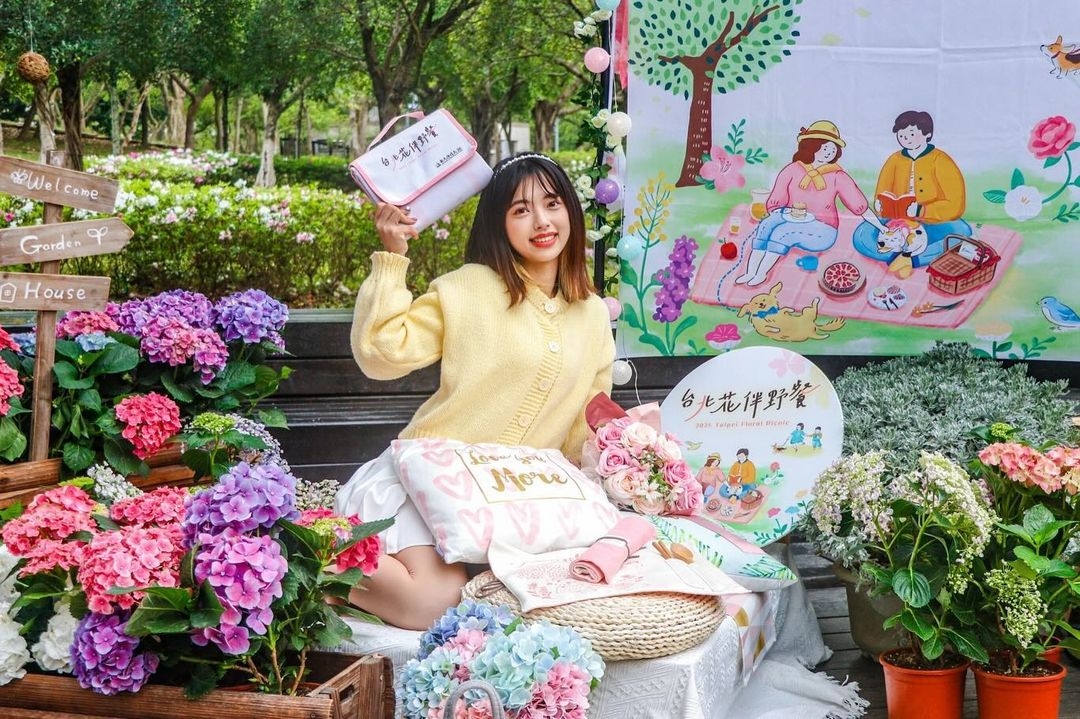 藉由導覽活動可以深入瞭解杜鵑花。