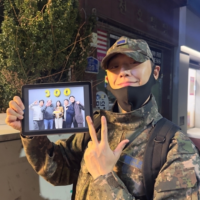 李到晛身穿軍服感謝觀眾支持《破墓》！傳訊謝謝「姐姐」金高銀讓她直呼：太肉麻