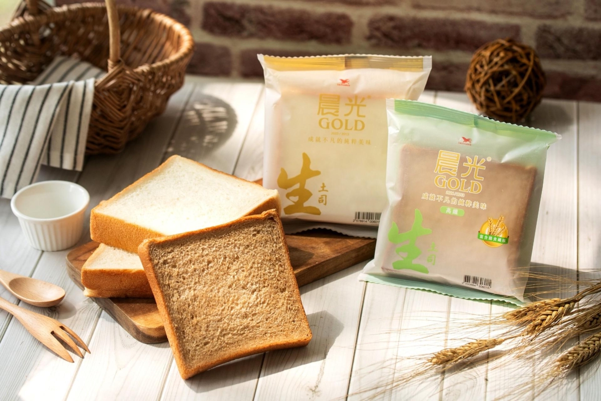 口感澎彈Q軟的晨光GOLD生土司，推出新品，添加高纖成分以及黑糖、蜂蜜，吃起來更香。