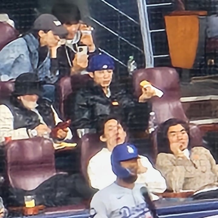 車銀優獨自吃著熱狗