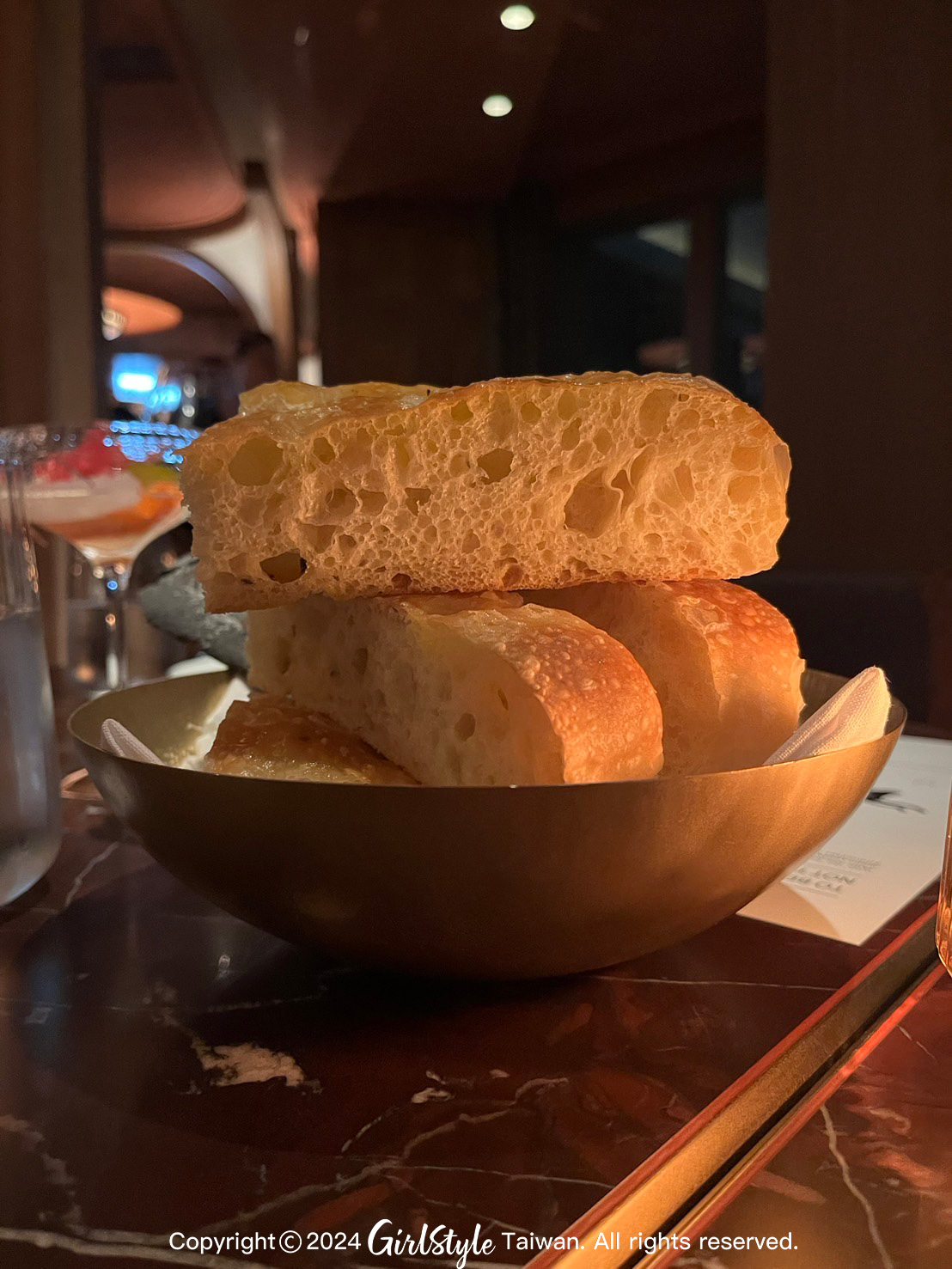 Mondrian Hong Kong餐廳的麵包可沾取頂級橄欖油食用