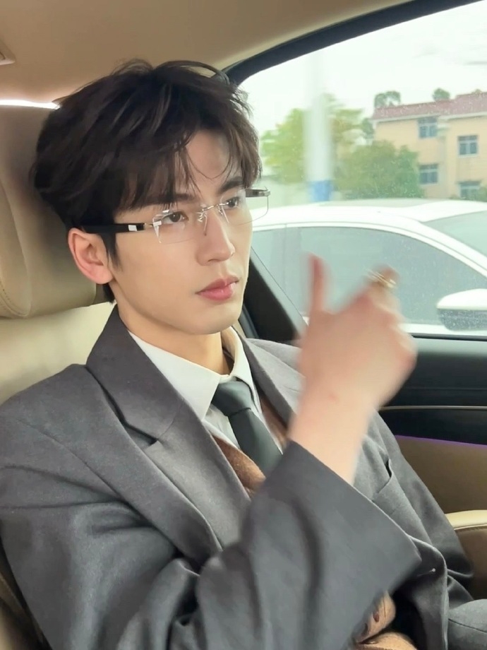 張凌赫分享女友視角照