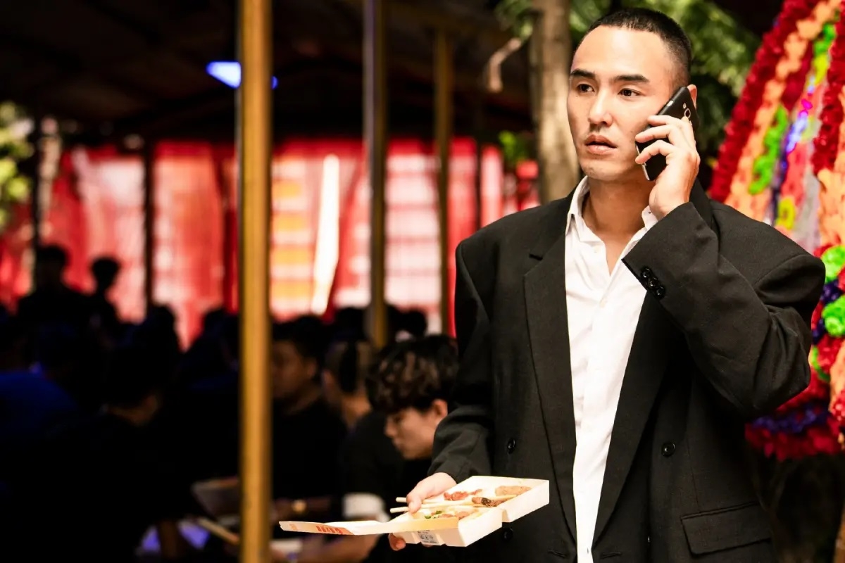 阮經天低頭猛嗑的排骨便當引發探問。