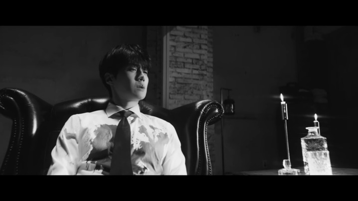 金宣虎穿著西裝