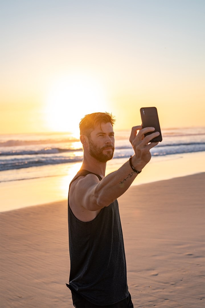澳洲男神克里斯漢斯沃在最愛的海灘上自拍,沉浸在天然美景之中。