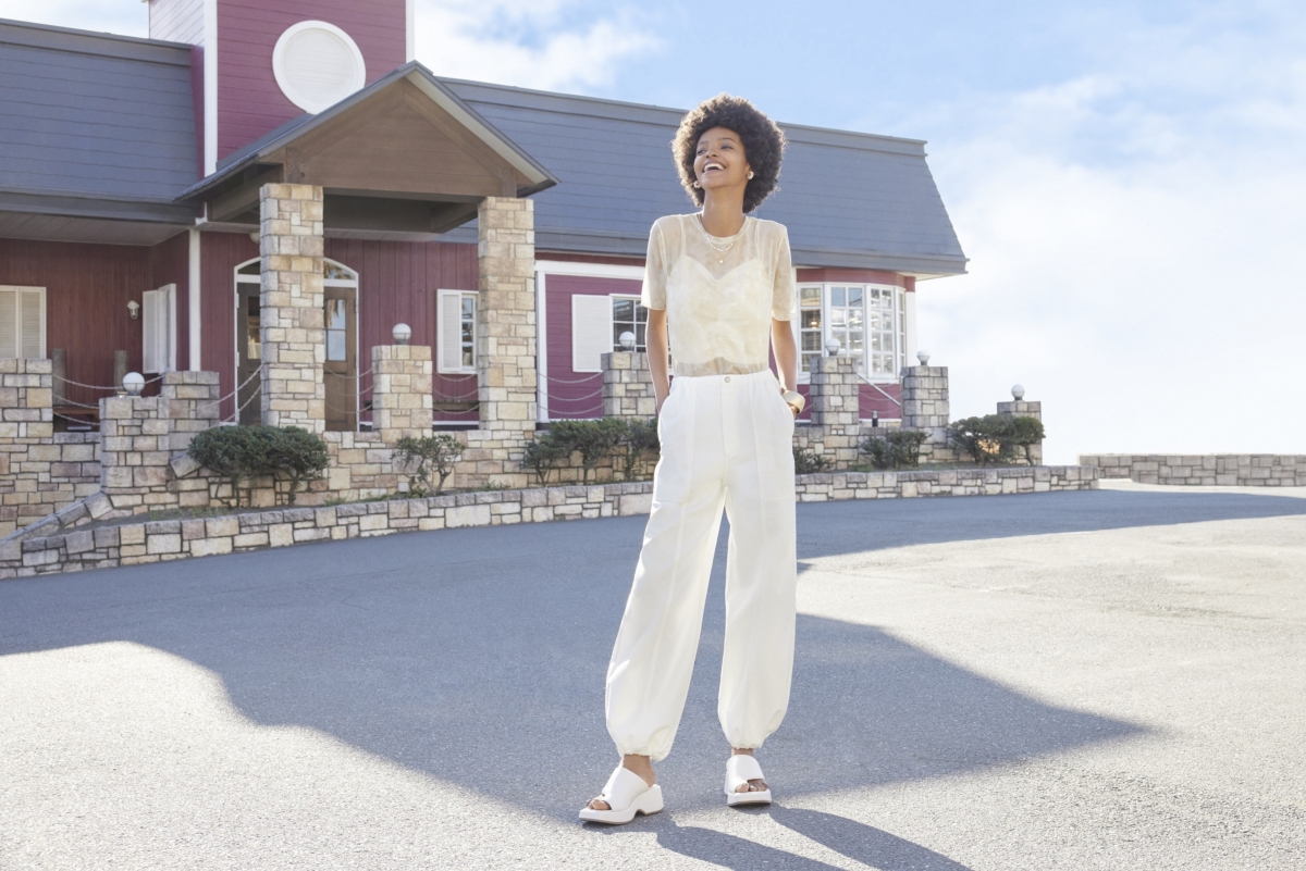 若希望較為輕鬆休閒的風格，GU推薦以「透膚印花T恤」搭配繭型輕便褲，清爽的穿搭十分適合春夏氣候。