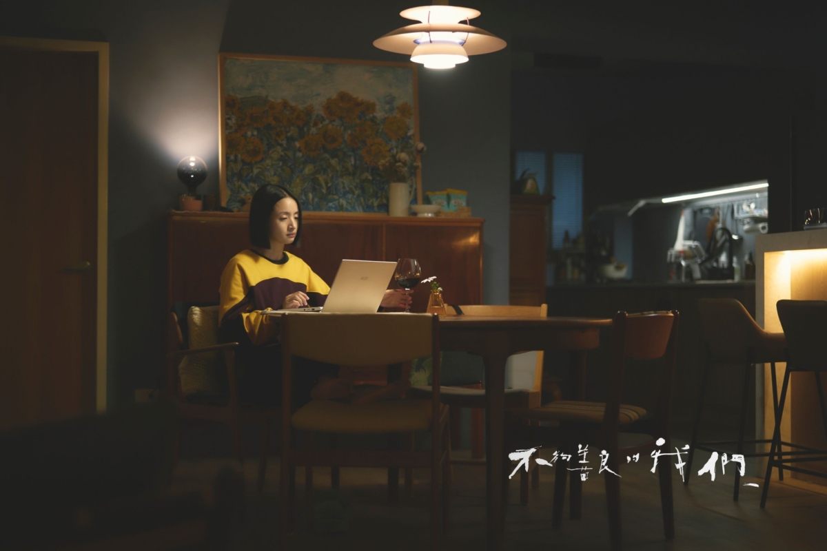 「簡慶芬」在社群網路上追蹤昔日情敵「Rebecca」。