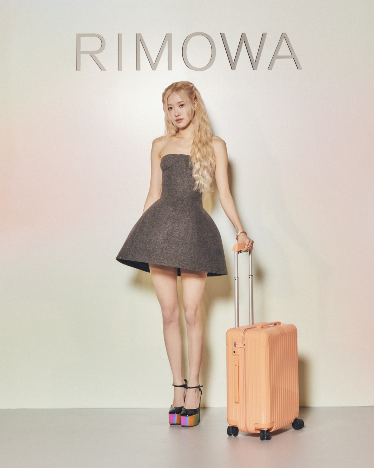 RIMOWA 品牌大使 ROSÉ 出席慶祝最新的季節色g上市活動