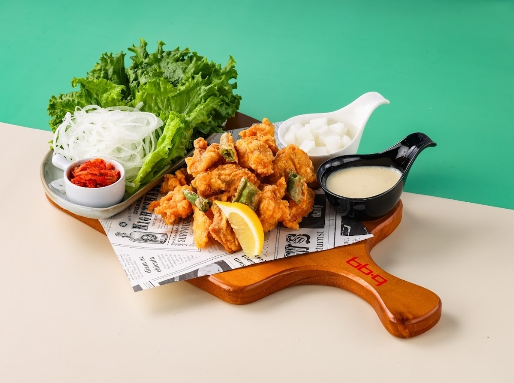 bb.q CHICKEN「檸香瑪呦去骨炸雞」搭配檸香辣椒美乃滋醬,美乃滋甜甜的滋味加上檸檬汁口感像極了養樂多般的微酸帶甜