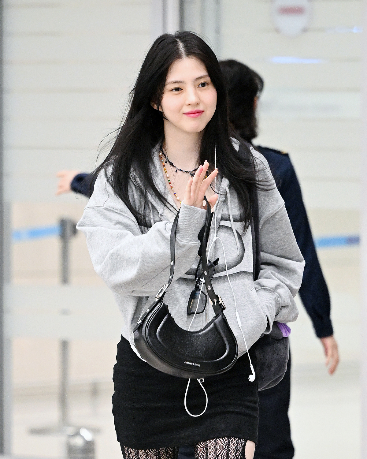 經典不敗的黑白色調!韓韶禧 CHARLES & KEITH 私服穿搭