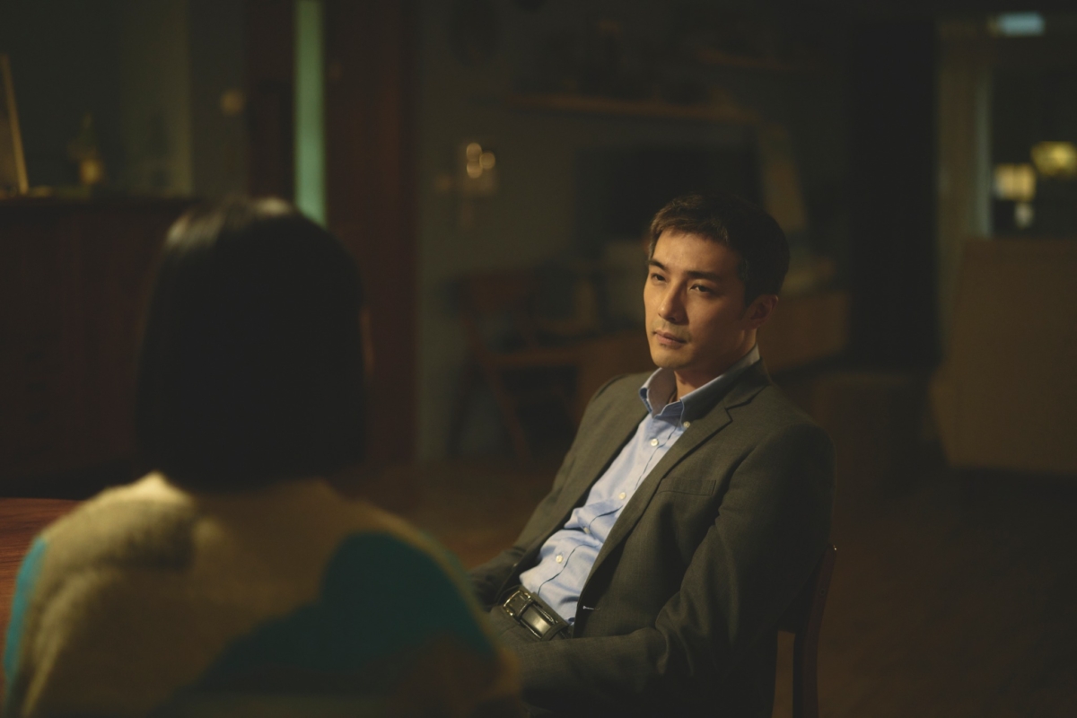 「何瑞之」面對「簡慶芬」時眼神裡藏不住對婚姻的疲憊和憂愁。