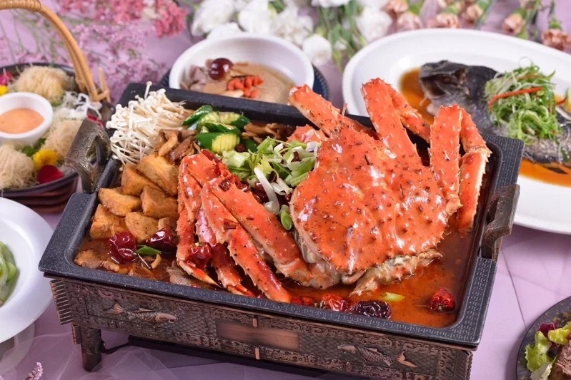 宜蘭礁溪寒沐酒店「川薈」招牌菜「古巷辣烤帝王蟹」是許多人沒嚐過的勁爽滋味!