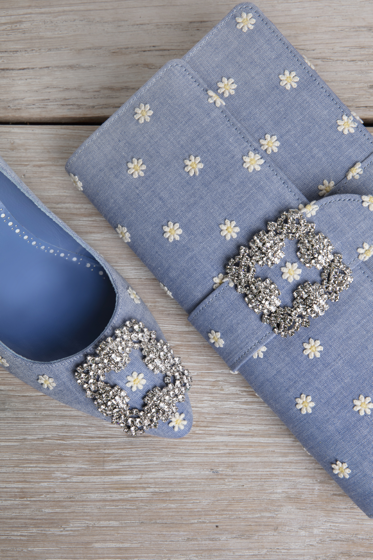 MANOLO BLAHNIK將春日田園的輕盈與英國攝影師David Bailey 1960 年代標誌性花卉時尚肖像相結合,推出了以精緻的雛菊花邊和刺繡為特色的浪漫款式。