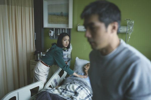 「簡慶芬」與「何瑞之」因婆婆養護問題不快，她辭去工作肩負起照顧者的角色。