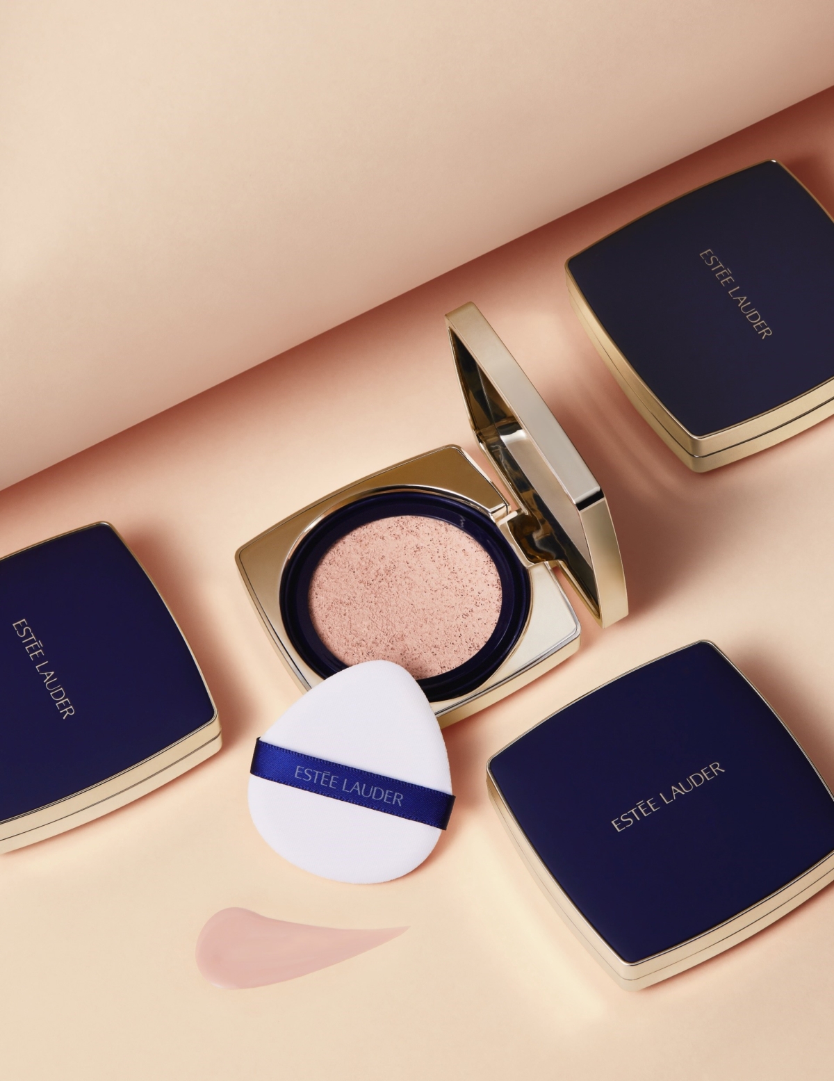 雅詩蘭黛 粉持久完美鎖妝氣墊粉餅SPF45/PA+++，NT$2,700(一盒兩蕊) 