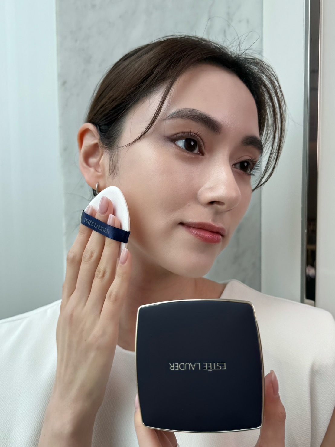 雅詩蘭黛 粉持久完美鎖妝氣墊粉餅SPF45/PA+++，NT$2,700(一盒兩蕊) 