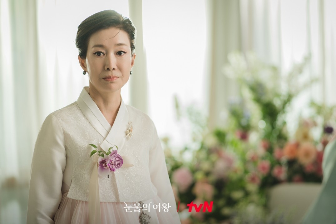 羅映姬在《淚之女王》飾演金智媛財閥家族媽媽「金鮮和」。