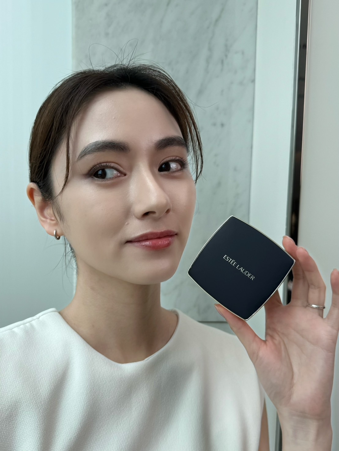 雅詩蘭黛 粉持久完美鎖妝氣墊粉餅SPF45/PA+++，NT$2,700(一盒兩蕊) 