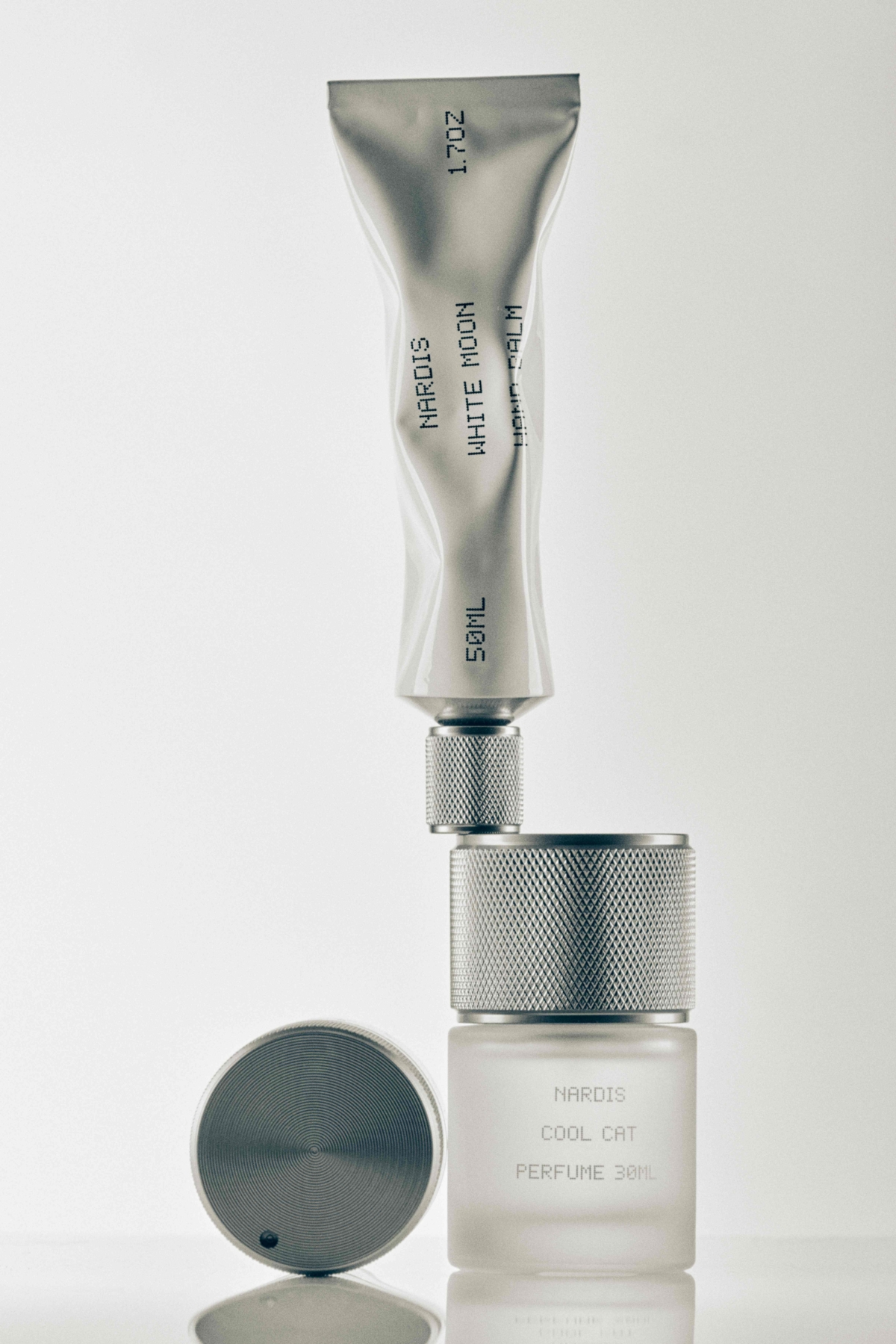 如同音響旋鈕的香水瓶蓋、仿佛與爵士元素叛逆相遇的包裝