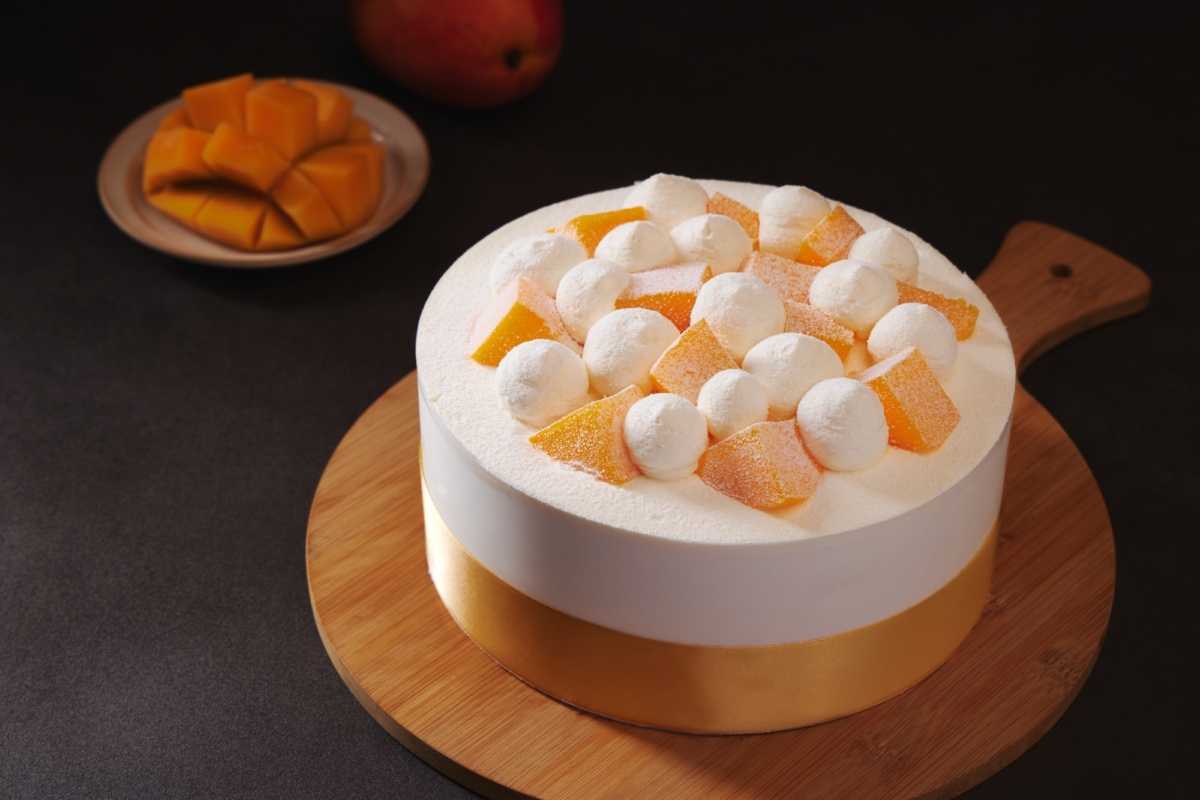 橘村屋「歐牧芒果鮮奶油蛋糕」精選愛文芒果，甜蜜多汁。