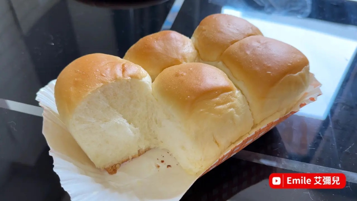 YouTuber Emile愛彌兒也曾經分享「原味奶油餐包」試吃心得,表示「私心覺得略勝好市多的瑪斯卡邦乳酪小麵包!」。