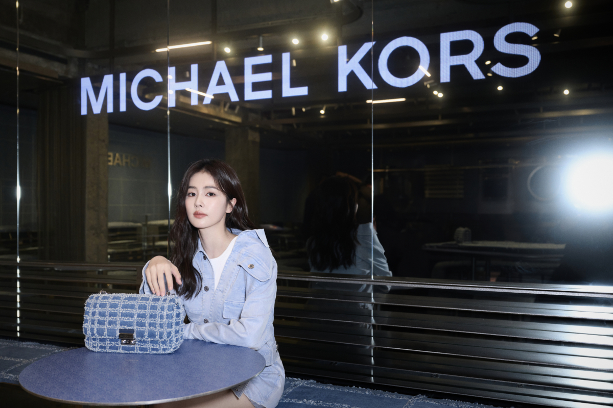 MICHAEL KORS丹寧快閃麵包店開幕當天特別請來品牌大中華區代言人白鹿擔任一日店長