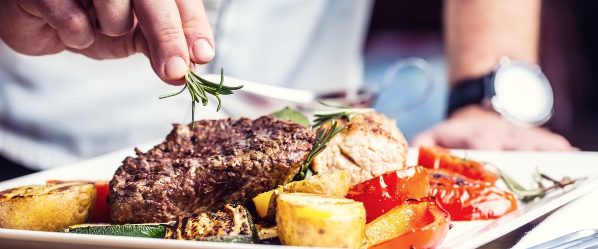 台北凱達大飯店百宴自助餐廳貼心贈送母親節蛋糕、康乃馨。