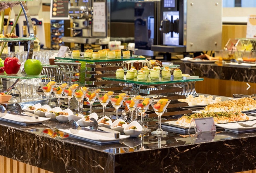 川湯春天溫泉飯店旗艦館享享自助百匯幫你安排一整套美味又愜意的行程：溫泉、Buffet、蛋糕。