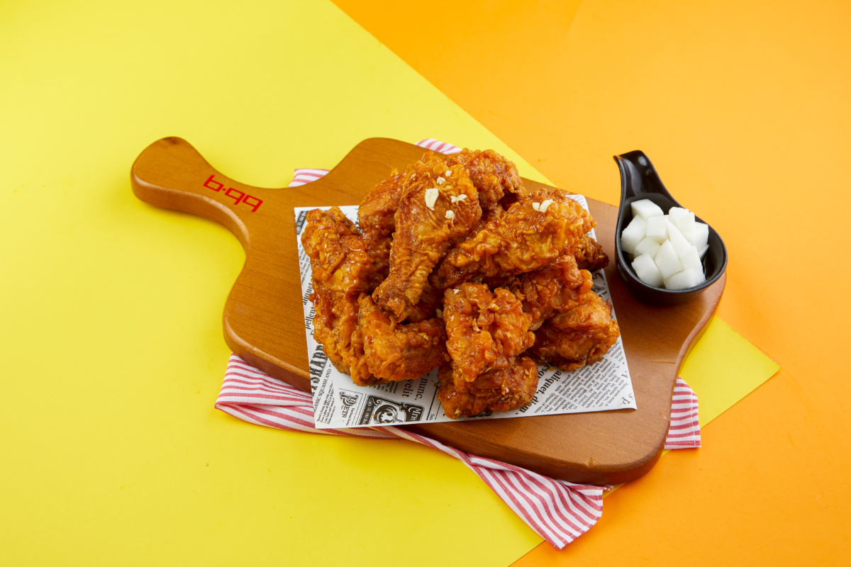 bb.q CHICKEN熱賣口味之一「蜂蜜蒜味炸雞」,包裹著香甜蜂蜜的炸雞,外皮脆口,散發淡淡生蒜香氣