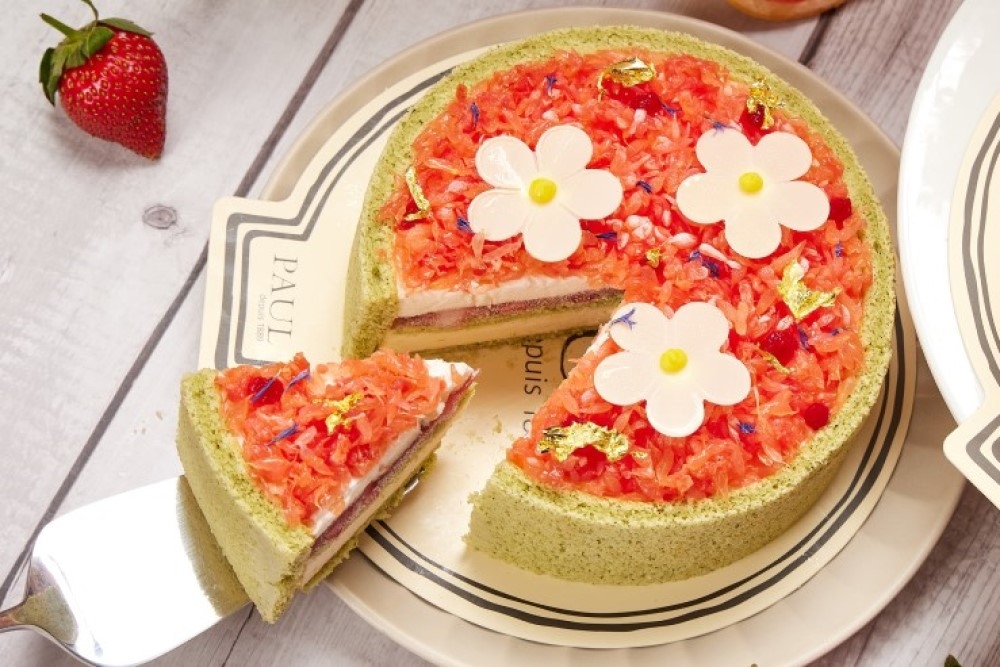 PAUL「柚見花香」蛋糕上頭滿滿的都是葡萄柚果瓣,帶來清爽又滿足的視覺效果。