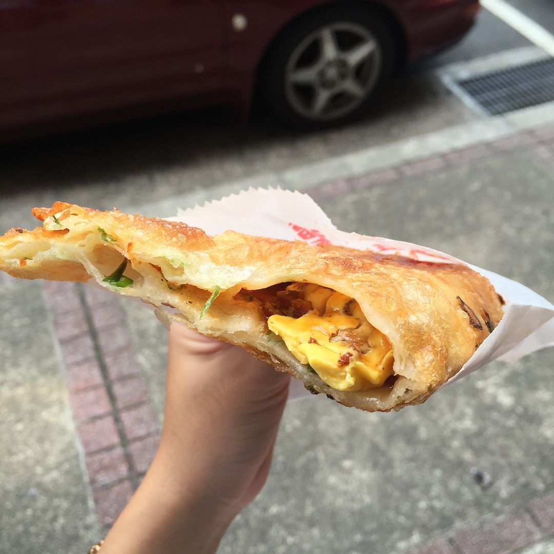 「黃福龍脆皮蔥油餅」餅皮炸得酥香硬挺,內部的雞蛋濃郁噴香。