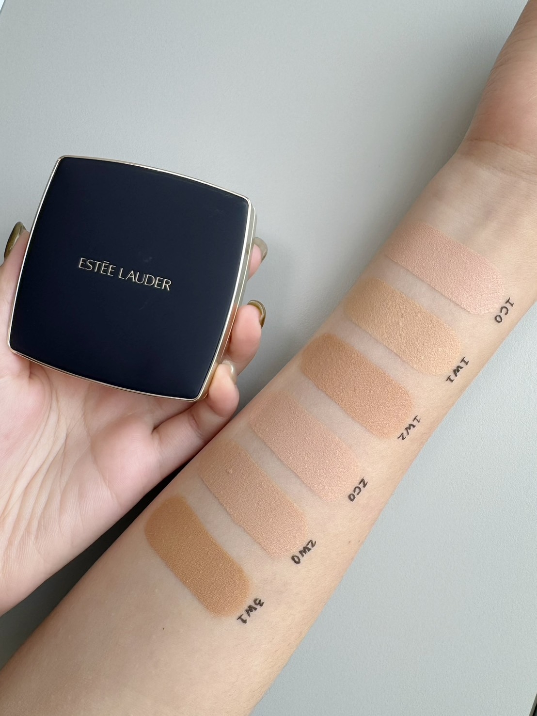 雅詩蘭黛 粉持久完美鎖妝氣墊粉餅SPF45/PA+++，NT$2,700(一盒兩蕊) 