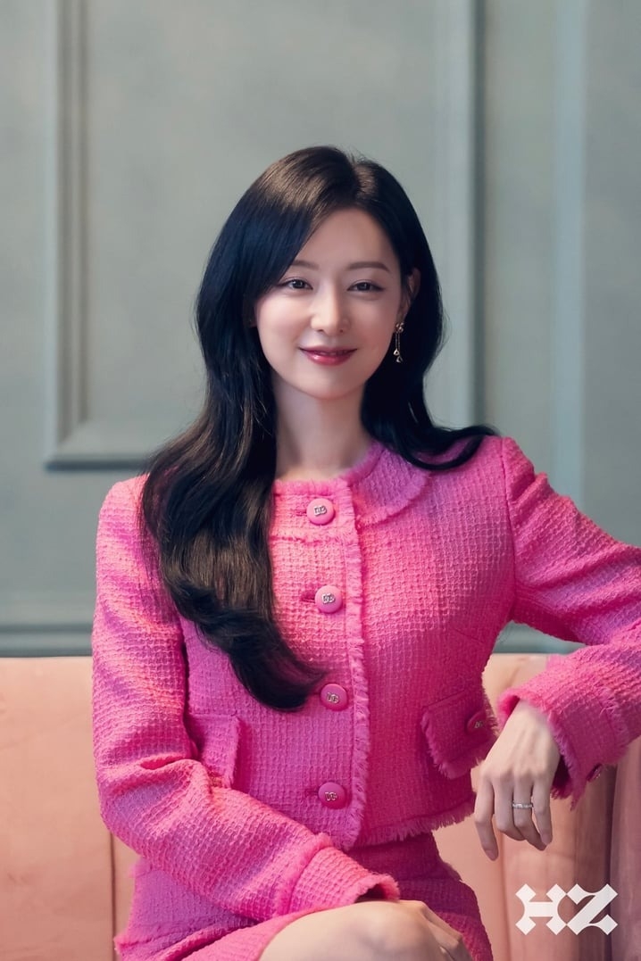 金智媛在《淚之女王》中飾演傲嬌財閥千金兼Queens百貨公司社長「洪海仁」