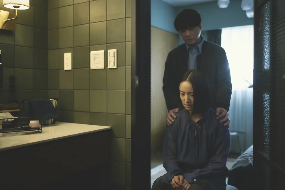 「簡慶芬」與「盧醫生」在空虛之下出軌。