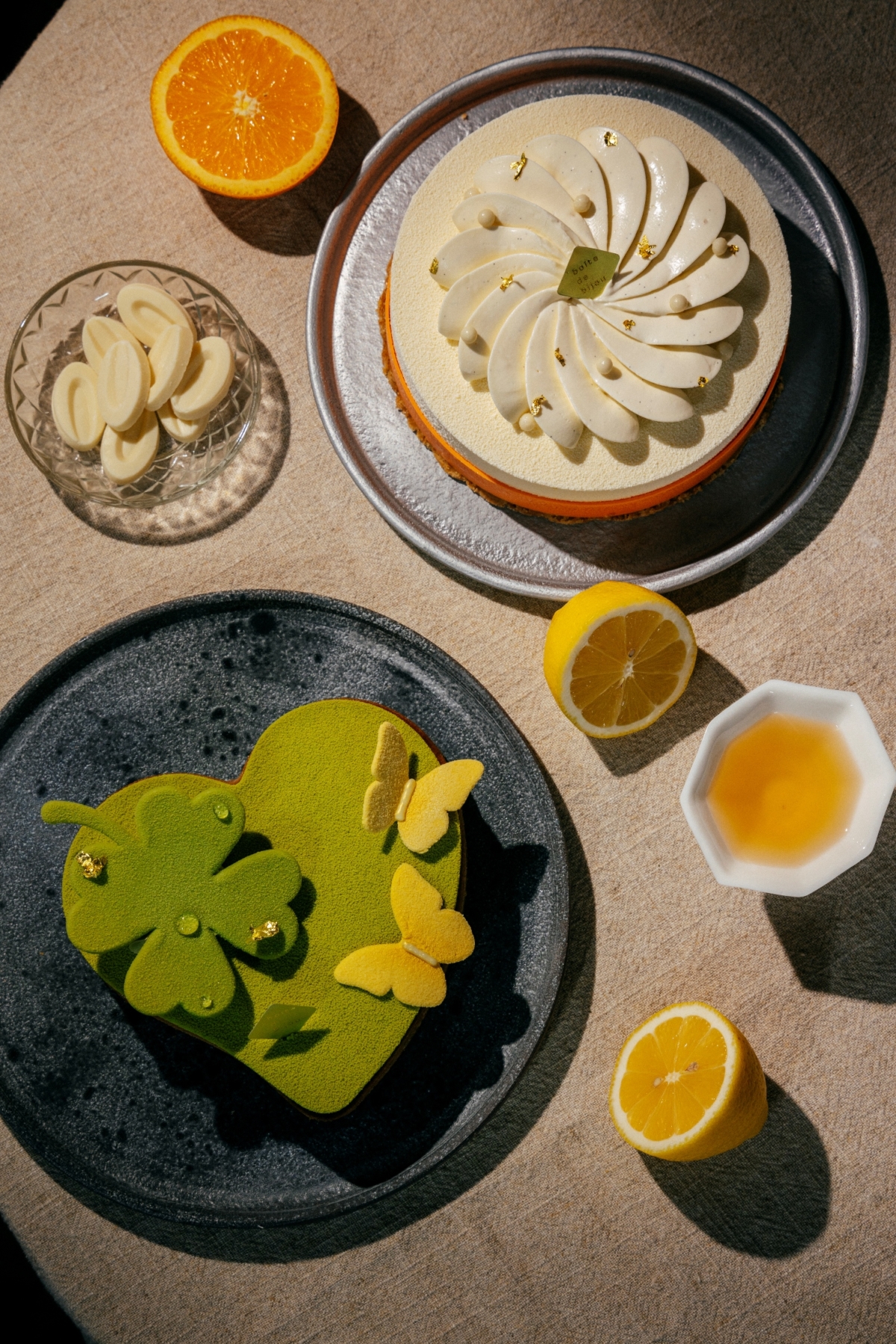 珠寶盒法式點心坊「幸運心」、「白色圓舞曲」外型簡潔高雅。