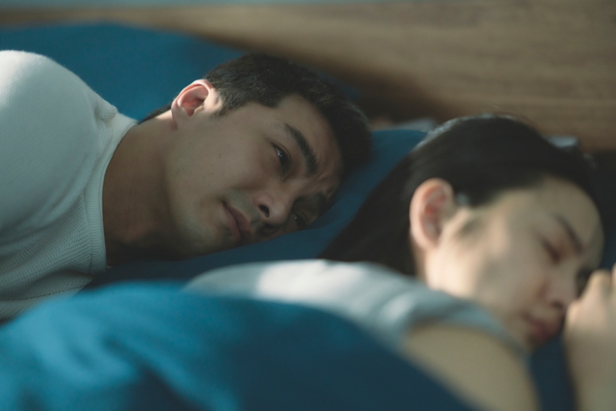 「何瑞之」夢到「Rebecca」眼角流下淚來，身旁躺著「簡慶芬」。