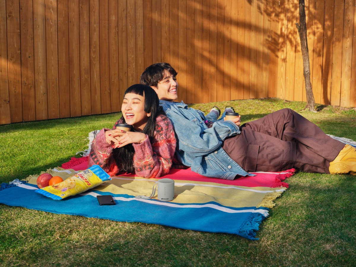 SRS-XB100具備強而有力的音量和飽滿的低音表現，更可無線串連兩組喇叭帶來更震撼的立體音場