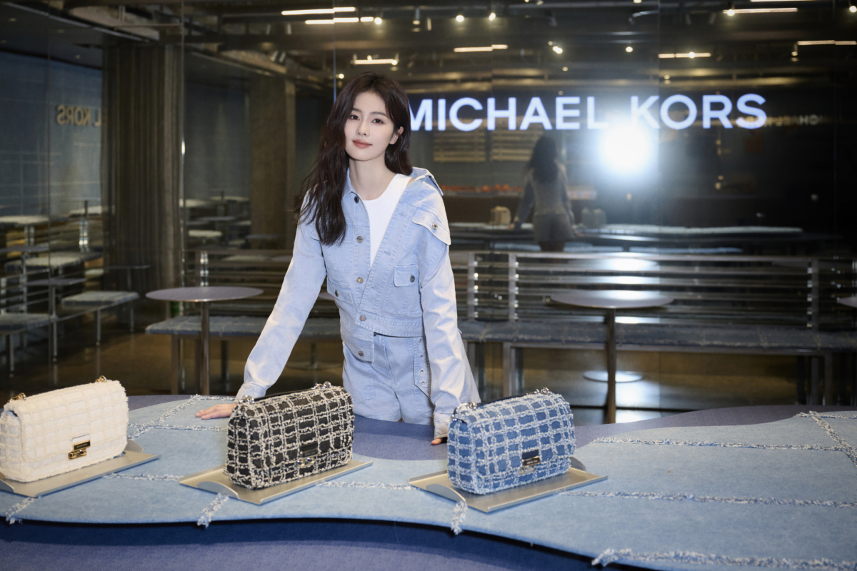 MICHAEL KORS丹寧快閃麵包店開幕當天特別請來品牌大中華區代言人白鹿擔任一日店長